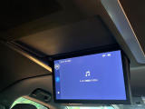 【フリップダウンモニター】大画面モニターで後席でもエンタメをお楽しみいただけます。小さなお子様にも大人気の装備です♪