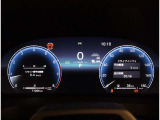 とっても見やすいメーターです。夜間時はラグジュアリーな気分にさせてくれる照明が魅力ですので、夜のドライブも楽しみになりますよ♪