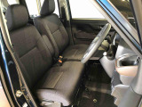 運転席の座面高さを調整できるシートリフターが付いています。フロントシートはベンチシートを採用で、座面も広く使い勝手もいいですよ♪