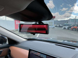 後方視界をクリアに映し出してくれるスマートルームミラー。