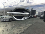 スマートキーを所持している状態でロックボタンを押すと、車両すべてのドアの解錠や施錠を行うことが出来ます。