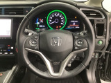 ハンドルにHondaセンシング系のクルーズコントロールやレーンキープアシストなどのスイッチと、オーディオの操作スイッチが装備されています。ハンドルから手を離さず安全に操作できます。