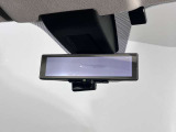 スマートルームミラーで後方の映像がルームミラーで確認できます。