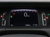 運転時の視界周辺の見やすい位置にメーターをレイアウト。視線の流れを断ち切らない、ストレスフリーで美しい運転動作を可能にします。またマルチインフォメーションディスプレイで、様々な情報が確認できます。