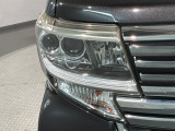 LEDヘッドライトは、点灯の瞬間から最大光量を発揮し、突然暗くなるトンネルなどでの安定感を高めます。