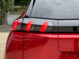 テールランプはライオンの爪あとをイメージさせるデザインです。LEDのコンビネーションランプで、おしゃれさを演出いたします