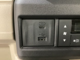 エアコン操作パネルの左側に、スマートフォンなどの充電可能なUSB端子と、音源などの外部入力の可能なUSB端子がついています。移動中に充電もできるので便利です。