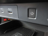 【置くだけ充電】ケーブルを差し込むこと無く、トレイに置くだけで充電できるワイヤレス充電