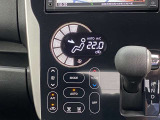 タッチパネル式フルオートエアコン操作パネルの画像です。設定温度に合わせて風量を自動で調節します。