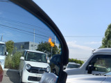 【ブラインドスポットインフォメーション】後側方の死角にいる車両を検知し、ドアミラー表示で車線変更をサポートします。