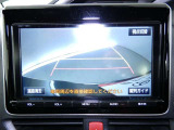 バックガイドモニター付き。車両後方の映像をナビ画面に表示し、駐車などの後退操作をサポートします。