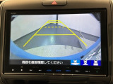 リバースギアに入れるだけで後方の表示へ切り替わります。夜間や雨の日の駐車も楽になりますよ。