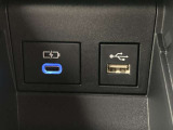 こちらのクルマはUSB接続コネクタも装備されています♪スマホの充電などにお使い下さい。ご旅行中での充電切れも、これなら心配いりませんね!