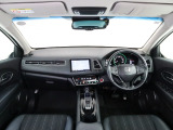 ヴェゼルの開放的な前方視界。視界広々で非常に運転しやすくロングドライブでも疲れを感じさせないすっきりとまとまったインパネ周りです。また、全ての装備が適正配置されていて操作性に優れています。