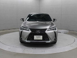 スピンドルグリルはブロックメッシュ形状とし、角度によって表情を変えるUX独自のデザインを採用し、力強さを表現しています。