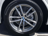 BMW純正19インチホイール。洗練されたデザインで、足元の個性を引き立てます。
