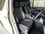 運転席/助手席です。姿勢が崩れず正確なステアリング操作で安心です。