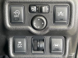 【アイドリングストップ】赤信号や渋滞で停車した際にエンジンを停止し、無駄な燃料の消費を抑えます。燃費向上や環境保護につなげる機能♪エンジンはブレーキを離せば再始動します。