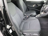 包み込むようなホールド感のあるシートでお車の操作性だけでなく、運転中の疲れも軽減!長時間の運転やお体をしっかりサポートします!
