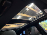 【大型サンルーフ】車内の解放感が一気に上がる大型のパノラマルーフ!季節を問わず開放的で快適なドライブをお楽しみいただけます。流通量も少なく希少価値の高い人気の装備です♪