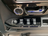 電動格納式リモコンドアミラーと、パワーウィンドウスイッチ等は運転席ドアにあります。