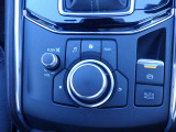 電動パーキングブレーキとブレーキホールドです。ブレーキホールドとは停車時にブレーキから足を離しても車が進まなくなる機能で快適装備の一つです。