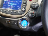 【オートエアコン】温度を設定すれば自動で快適な車内温度を保ちます。エアコン内部の高性能脱臭フィルターで車内のアレルゲンや花粉を除去。