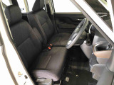 運転席の座面高さを調整できるシートリフターが付いています。フロントシートはベンチシートを採用で、座面も広く使い勝手もいいですよ♪