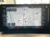 BMWのナビゲーションは操作性も良く、詳細な地図情報と交通状況を見やすく表示し、快適なドライビングをサポートしながら目的地までナビゲートします。