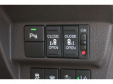リアは両側パワースライドドアで、開閉には運転席のスイッチ、またはスライドドアのドアハンドルを少し引くだけで自動開閉します。