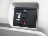 ◆片側電動スライドドア◆狭い駐車場でも乗り降りが楽々♪お子様が隣の車にドアを当ててしまう心配もございません!小さなお子様連れの方もこれで安心。