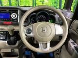 インテリアに合わせたデザインのステアリングは、運転される方のことも考え、運転しやすい形状、大きさです。是非一度、実際に触ってお確かめください。