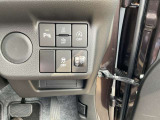 運転席右側にあるスイッチです。横滑り防止装置などの安全装置がついています。アイドリングストップのオンオフの切り替えができます。
