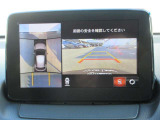 車体がシースルー(透過)して周囲の見通しを高めた設計の『360&deg;シースルービューモニター』を搭載。大きな車体でも、上空から見下ろす正確な視点で、狭い道や駐車をサポートします。