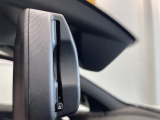 自動防眩機能を備えたルームミラー。ETC車載器を搭載しておりスタイリッシュかつ機能性を兼ね備えております。