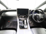 上質で落ち着いた印象のインパネ。視界も広々で運転しやすいです。