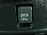 【POWEROUTLET】12V電源ソケットを設置しております。周辺機器の充電にご利用頂けます。
