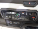 【オートエアコン】温度を設定すれば自動で快適な車内温度を保ちます。エアコン内部の高性能脱臭フィルターで車内のアレルゲンや花粉を除去。
