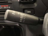 ワイパースイッチです。「INT」では間欠ワイパーの作動時間間隔を変更できます。