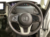 ハンドルにHondaセンシング系のクルーズコントロールやレーンキープアシストなどのスイッチと、オーディオの操作スイッチが装備されています。ハンドルから手を離さず安全に操作できます。