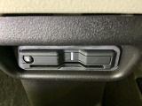 パワーウインドウの下にETCがついています。高速道路の料金所の通過も楽々です。 カードの取り出しもしやすい場所についています。