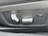 運転席メモリー付きフロント電動シート装備。