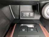 スマホやiPodを直接カーオーディオに接続できるAUX・USB端子や、携帯の充電などに便利なUSBポート(USB Type-C)を装備!車内にあると便利なアイテムのひとつですね