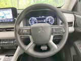 インテリアに合わせたデザインのステアリングは、運転される方のことも考え、運転しやすい形状、大きさです。是非一度、実際に触ってお確かめください。