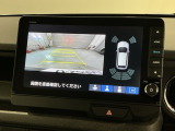 リバースギアに入れるだけで後方の表示へ切り替わります。夜間や雨の日の駐車も楽になりますよ。