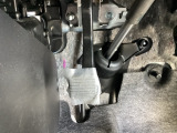 パーキングブレーキはフット式なので運転席と助手席の間はすっきり、移動も楽々です。さっと手が届く位置にATセレクトレバーやエアコンスイッチなどがあり操作性に優れています