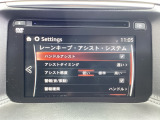 ハンドル操作をアシストすることにより車線からの逸脱回避を支援します。