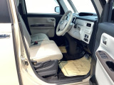 ベンチシートは、運転席と助手席の移動もスムーズ! 狭い駐車場での乗り降りや、お子様の乗り降りにも便利です。