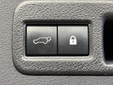 【パワーバックドア】スマートキーや運転席のボタンを押すだけでリアゲートが自動で開閉します!荷物を持っている時や、高い位置にあるバックドアを閉める際に便利な機能です♪