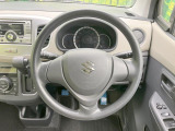 インテリアに合わせたデザインのステアリングは、運転される方のことも考え、運転しやすい形状、大きさです。是非一度、実際に触ってお確かめください。